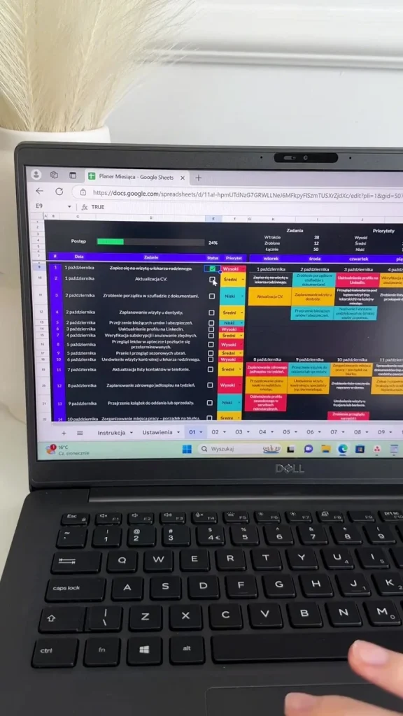 ciemny planer miesiąca na laptopie