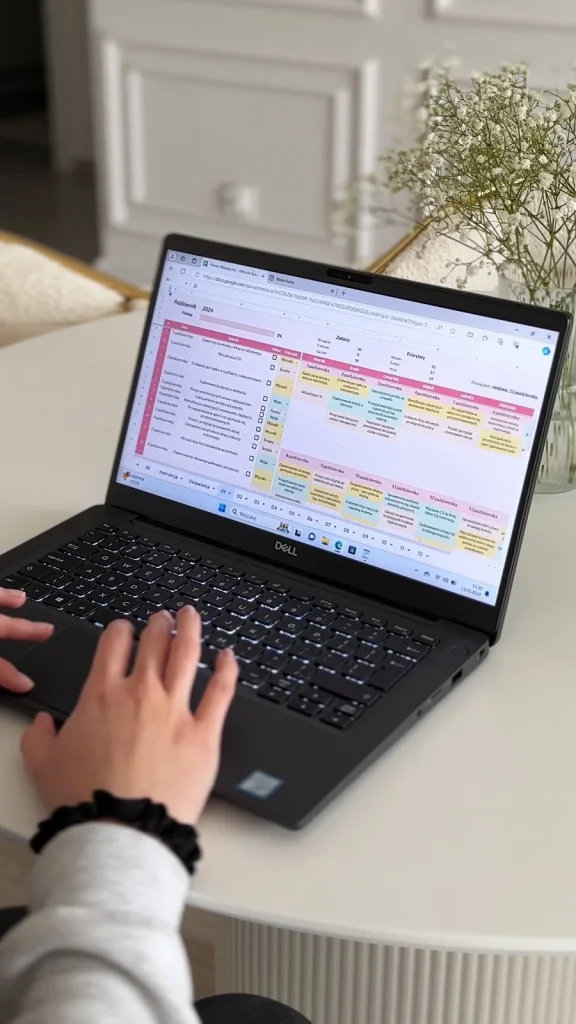 Planer miesiąca na laptopie